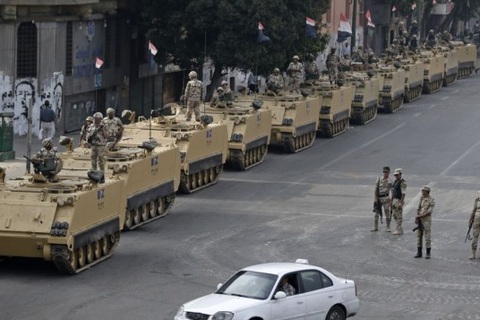 Quân đội Ai Cập điều xe thiết giáp trấn áp biểu tình