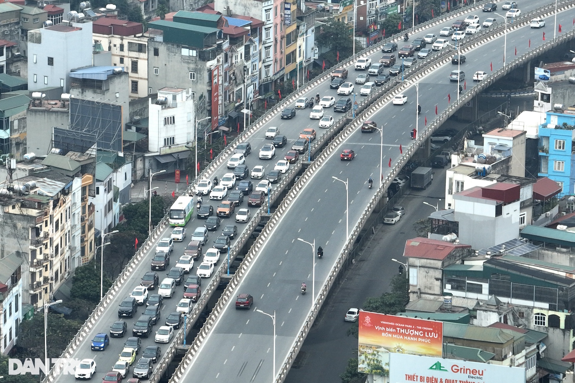 Mùng 2 Tết: Hà Nội ùn tắc nhiều kilomet đường vành đai 3 trên cao - 4 Mùng 2 Tết: Hà Nội ùn tắc nhiều kilomet đường vành đai 3 trên cao - 4