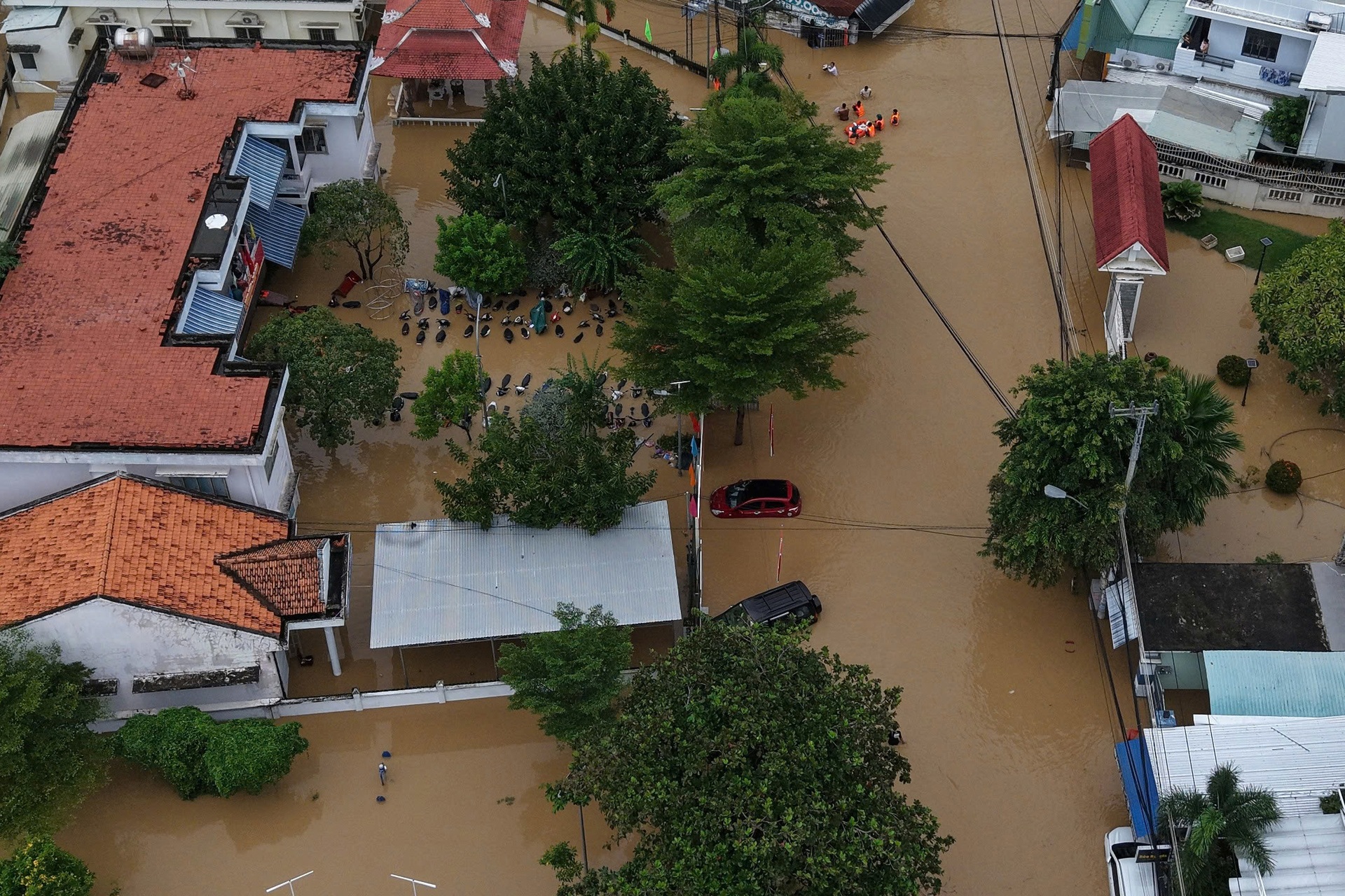 Nha Trang chìm trong biển nước nhìn từ trên cao - 3