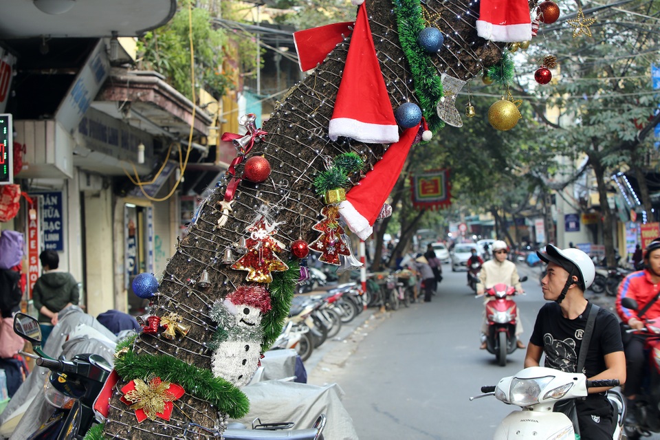 Đường phố Hà Nội được trang hoàng rực rỡ đón Giáng sinh - 5