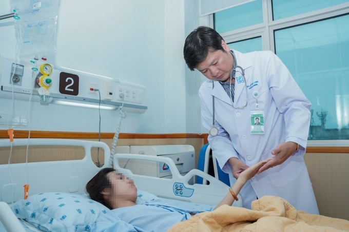 TS BS. Lê Phi Long khám cho người bệnh sau phẫu thuật.