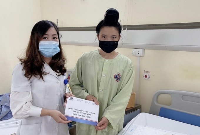 Các mạnh thường quân ủng hộ kinh phí chữa bệnh cho em Lò Mạnh Q.
