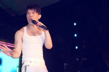 Hát sung, Nathan Lee “cởi áo” trên sân khấu