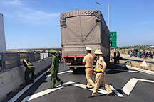 CSGT truy đuổi tài xế xe tải hơn 20km trên cao tốc Vĩnh Hảo - Phan Thiết