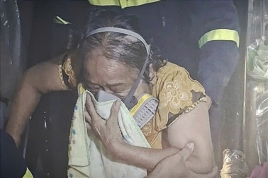 Cảnh sát giải cứu bà cụ và bé trai mắc kẹt trong đám cháy ở TPHCM