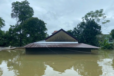 Nước dâng sát mái nhà, người dân chen chúc trên gác tránh lũ