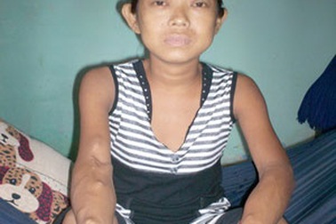 Nỗi giằng xé của người cha bại liệt nhìn con mang bệnh nặng