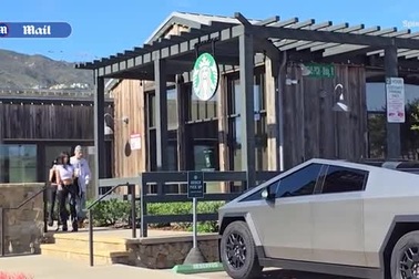 Kim Kardashian "chơi trội", chạy xe điện hàng hiếm Tesla Cybertruck