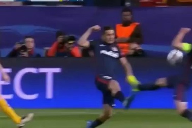 Video chỉ ra Gabi chạm tay trong vòng cấm