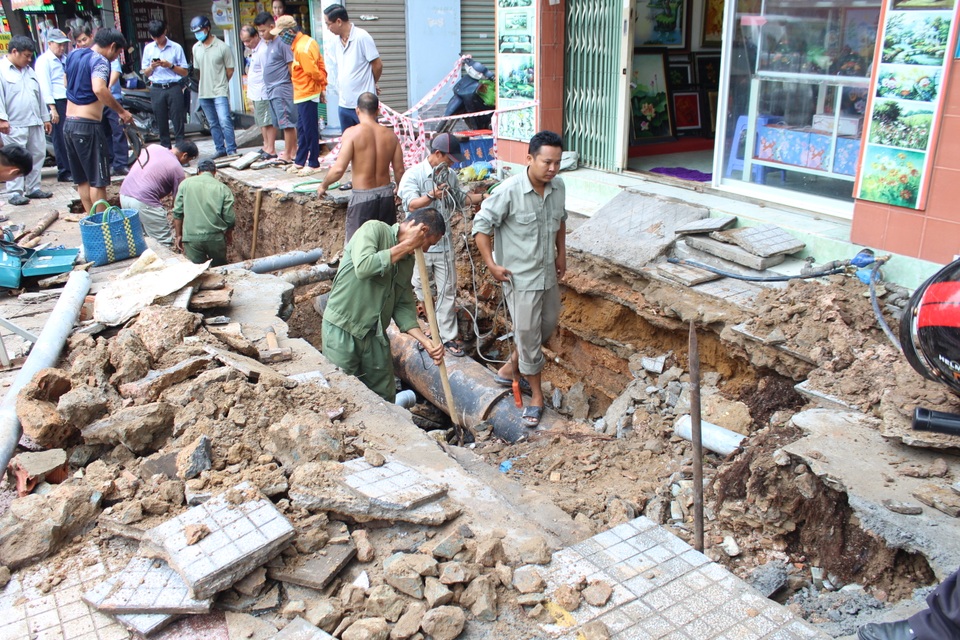 “Hố tử thần” xuất hiện trước cửa nhà dân sau trận mưa lớn - 1 “Hố tử thần” xuất hiện trước cửa nhà dân sau trận mưa lớn - 1