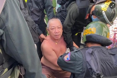 Tạt a xít hàng xóm vì bị chê "ăn mặc không giống ai"