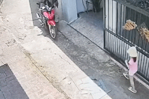Clip "bé gái gặp tai nạn bất ngờ từ tình huống đời thường" gây sốc tuần qua