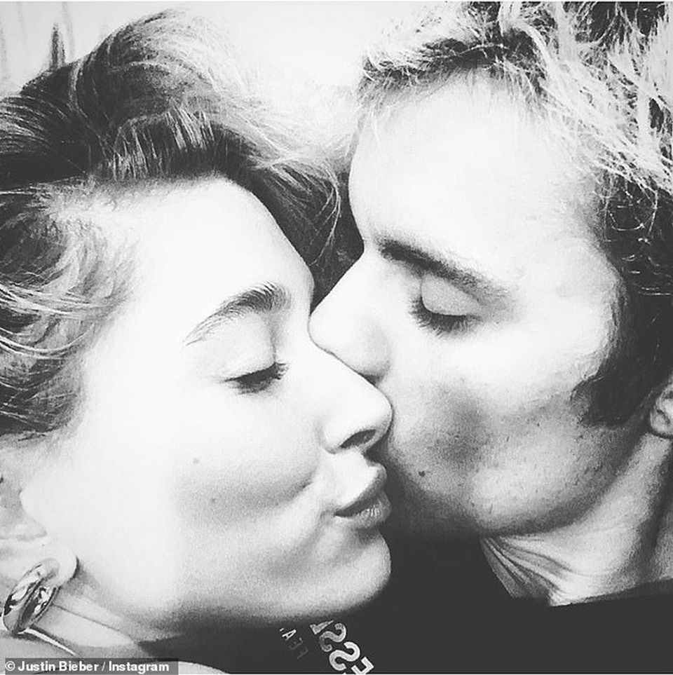 Hailey Bieber khoe dáng săn chắc với trang phục thể thao - 8 Hailey Bieber khoe dáng săn chắc với trang phục thể thao - 8