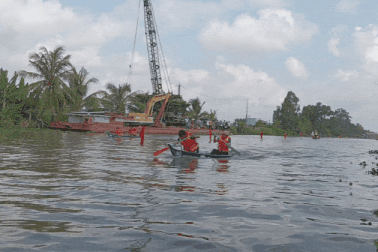 Sôi nổi màn đua xuồng ba lá ở Bạc Liêu mừng 50 năm thống nhất đất nước