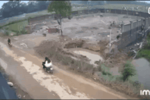 Hà Nội: Va chạm ô tô tải với xe máy, chồng tử vong, vợ mang bầu bị thương