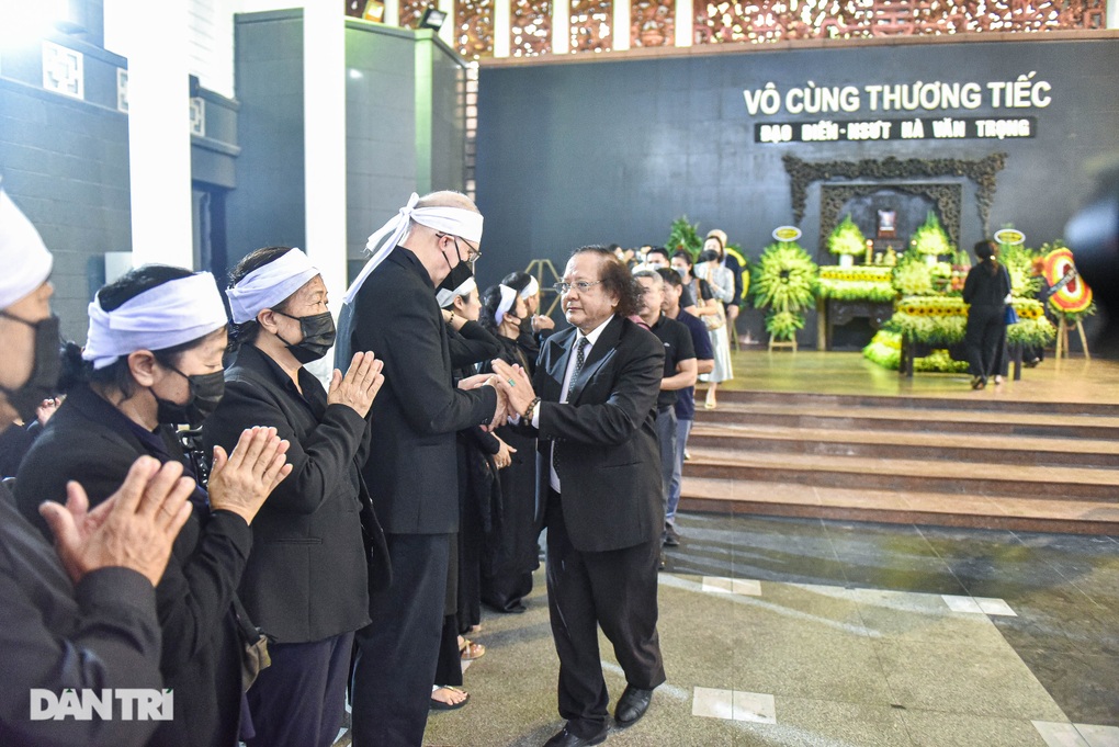 NSND Lan Hương Em bé Hà Nội và đông đảo nghệ sĩ tới viếng NSƯT Văn Trọng - 6 NSND Lan Hương Em bé Hà Nội và đông đảo nghệ sĩ tới viếng NSƯT Văn Trọng - 6