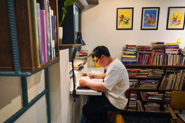 Quán cà phê toàn món độc lạ, chủ gây sốt khi trả tiền cho người đọc sách