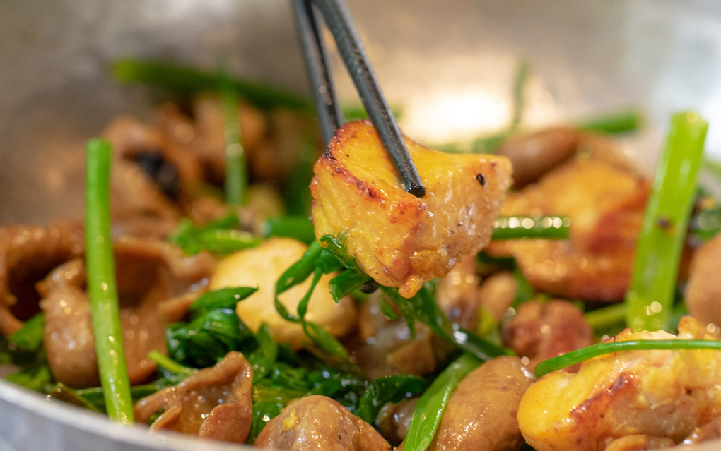 Chả cá Hàng Sơn: Lưu giữ phong vị Hà Nội với hành trình từ trái tim - 2 Chả cá Hàng Sơn: Lưu giữ phong vị Hà Nội với hành trình từ trái tim - 2