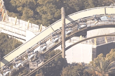 Tàu lượn siêu tốc dừng khẩn cấp, hành khách bị treo ngược ở độ cao 40m