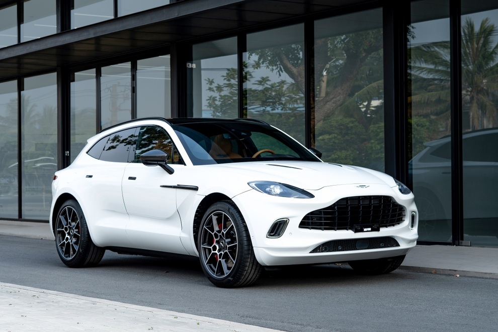 Aston Martin DBX có bản rút gọn động cơ, hứa hẹn giá tốt nếu về Việt Nam - 6 Aston Martin DBX có bản rút gọn động cơ, hứa hẹn giá tốt nếu về Việt Nam - 6