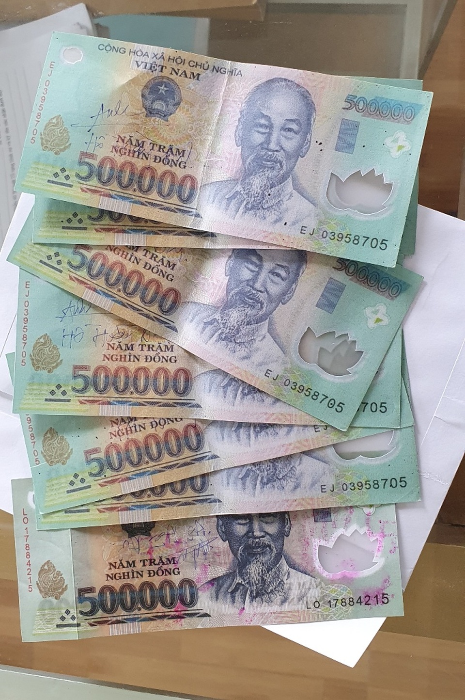 Mua 12 triệu đồng tiền giả, chưa kịp xài đã bị công an bắt - 2 Mua 12 triệu đồng tiền giả, chưa kịp xài đã bị công an bắt - 2