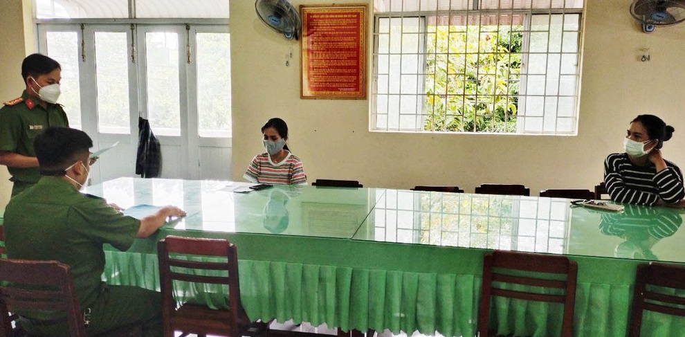 Hai chủ tiệm tạp hóa bị phạt 30 triệu đồng vì mở cửa bán hàng cho khách - 1 Hai chủ tiệm tạp hóa bị phạt 30 triệu đồng vì mở cửa bán hàng cho khách - 1