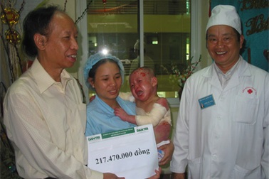 Bé 3 tuổi bỏng nước sôi toàn thân xuất viện