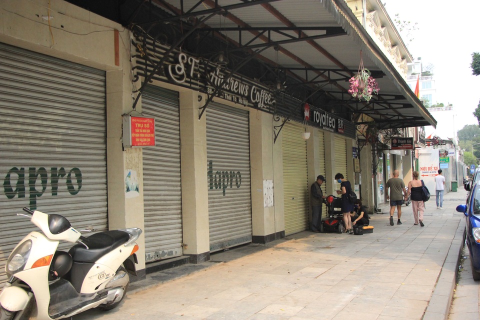 Công an hối hả đi vận động, hàng loạt quán cà phê ở Hà Nội đóng cửa - 14 Công an hối hả đi vận động, hàng loạt quán cà phê ở Hà Nội đóng cửa - 14