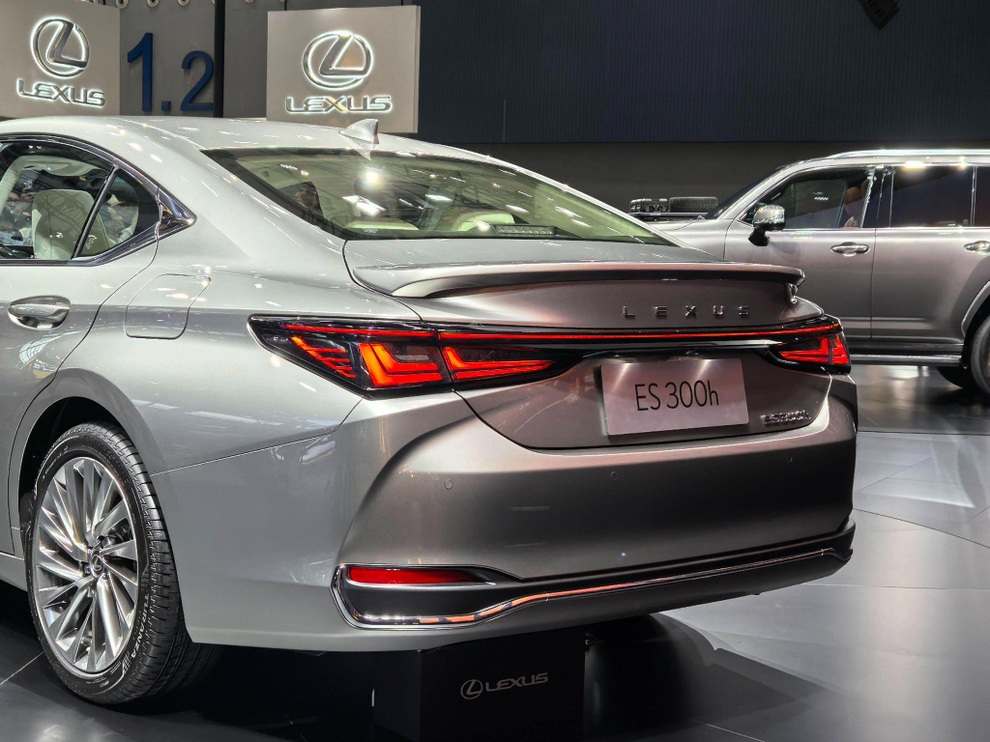 Lexus ES 2025 ra mắt, sedan hạng sang thêm công nghệ để hút khách hàng trẻ? - 7