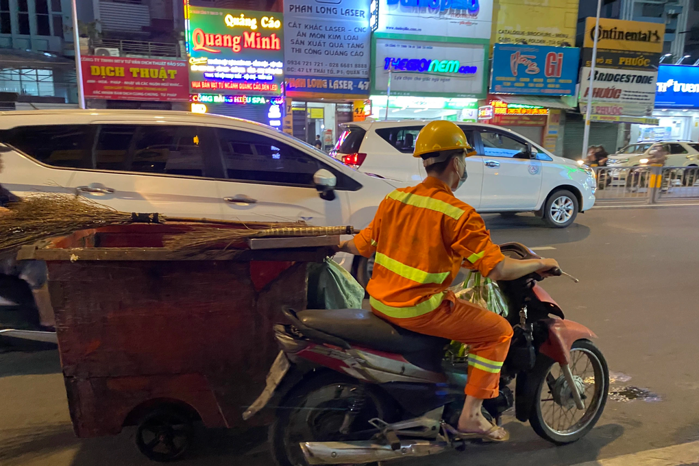 Mùa mưa, công nhân vừa quét rác vừa... cầu nguyện - 5 Mùa mưa, công nhân vừa quét rác vừa... cầu nguyện - 5