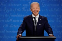 Chiến dịch của ông Biden "khoe" quyên tiền kỷ lục sau tranh luận trực tiếp