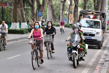 Hà Nội: Đi tập thể dục không đeo khẩu trang, 4 người bị mời lên phường