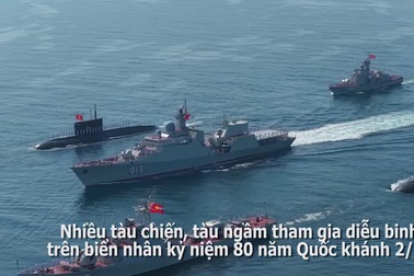 Xem tàu ngầm Kilo 636, tàu hộ vệ tên lửa diễu binh trên biển