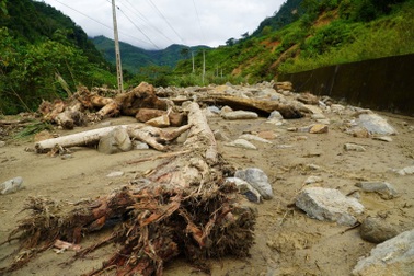Quốc lộ bị xé toang, cuốn trôi, dân băng rừng về nhà sau trận lũ kinh hoàng
