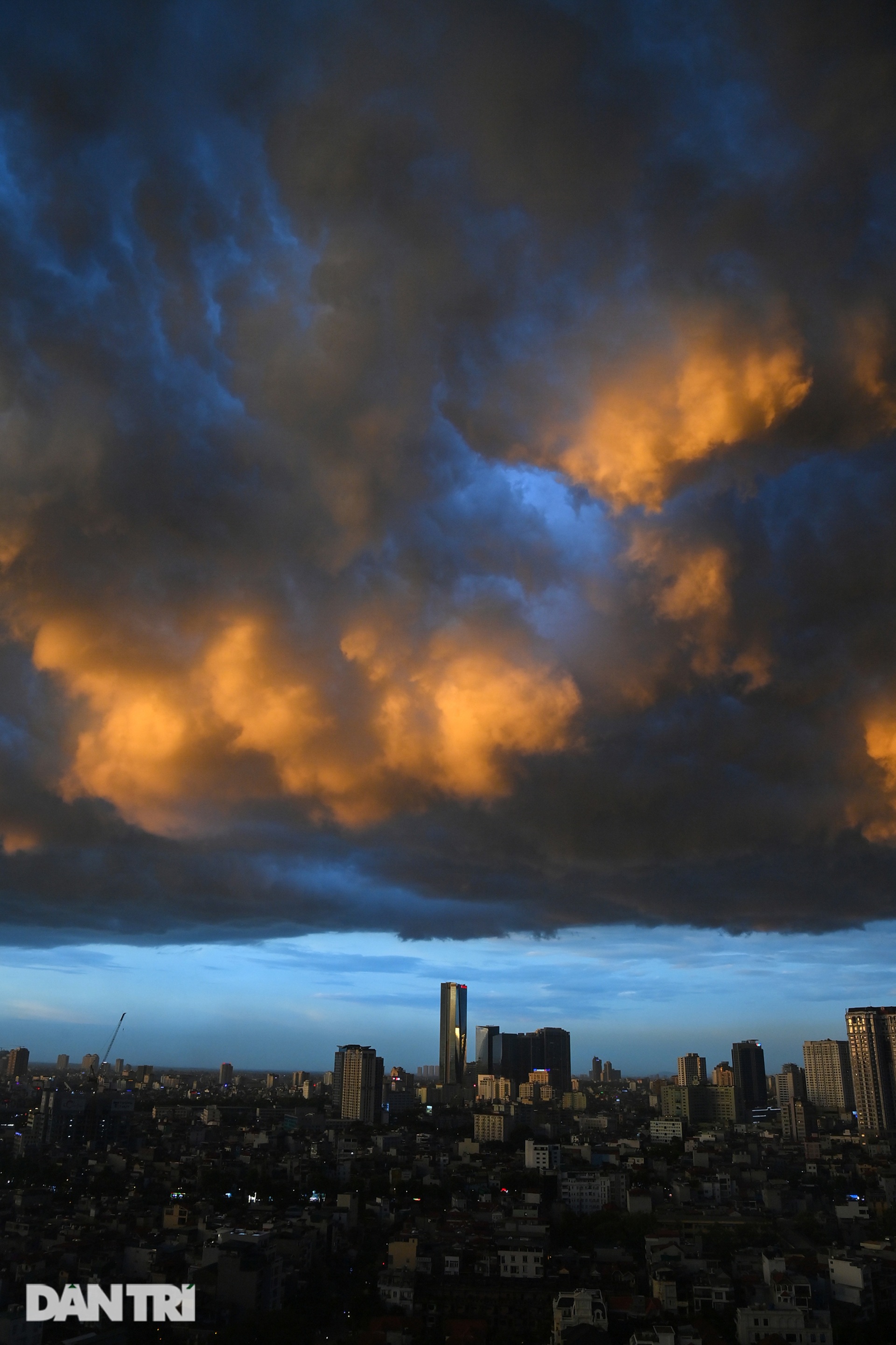 Hình ảnh cơn giông lớn chưa từng thấy bao trùm Hà Nội chiều 26/6 - 6 Hình ảnh cơn giông lớn chưa từng thấy bao trùm Hà Nội chiều 26/6 - 6