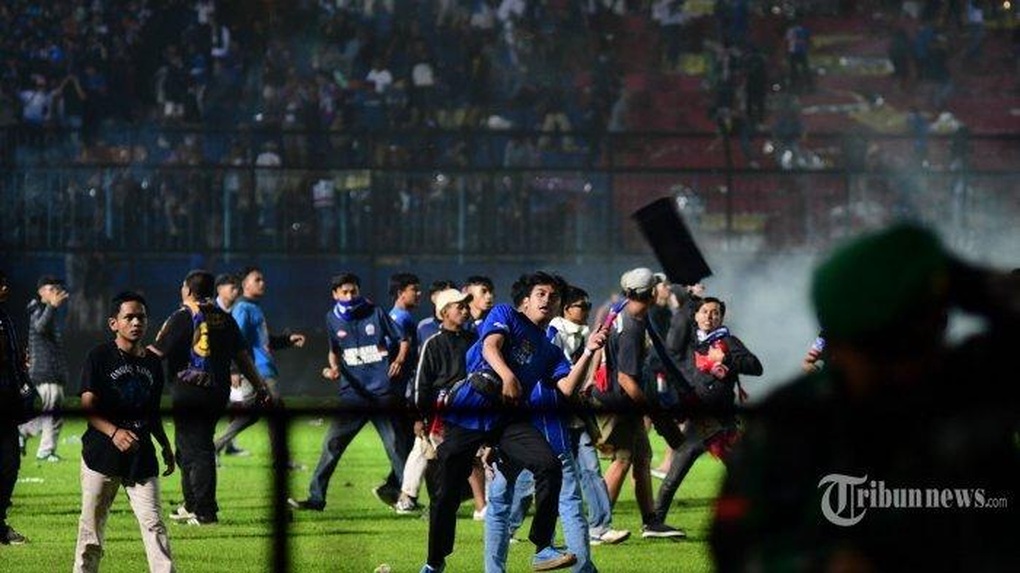 Toàn cảnh vụ bạo loạn của bóng đá Indonesia khiến nhiều người thiệt mạng - 11 Toàn cảnh vụ bạo loạn của bóng đá Indonesia khiến nhiều người thiệt mạng - 11