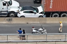 Mazda 3 kẹp giữa 2 xe đầu kéo, tài xế chở vợ bầu may mắn thoát nạn