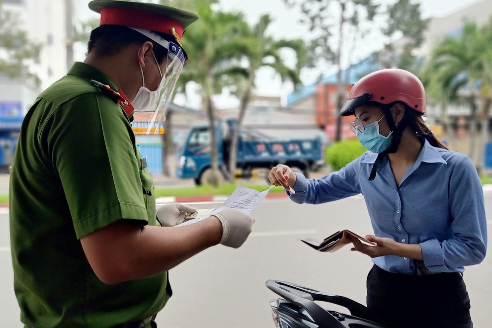 Cười ra nước mắt muôn kiểu lý do ra đường thời giãn cách xã hội - 1 Cười ra nước mắt muôn kiểu lý do ra đường thời giãn cách xã hội - 1