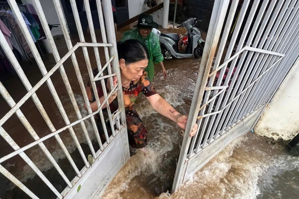 Nước từ đường tràn ào ào vào nhà, dân đục tường giải nguy - 1 Nước từ đường tràn ào ào vào nhà, dân đục tường giải nguy - 1