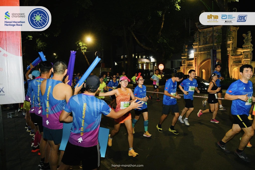 ម្តាយល្អនៅទីក្រុងហាណូយស្រកបាន១០គីឡូក្រាម ដោយសារការរត់ហាត់ប្រាណ រាល់ពេលដែលនាងពាក់ស្បែកជើង មានអារម្មណ៍ថានាងកំពុងធ្វើដំណើរ - 4 Mẹ đảm ở Hà Nội giảm 10kg nhờ chạy bộ, mỗi lần xỏ giầy như được đi du lịch - 4