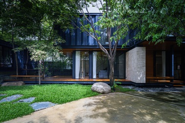 Nhà container với hàng cây "xuyên thủng" thềm nhà, mát lạnh giữa đô thị