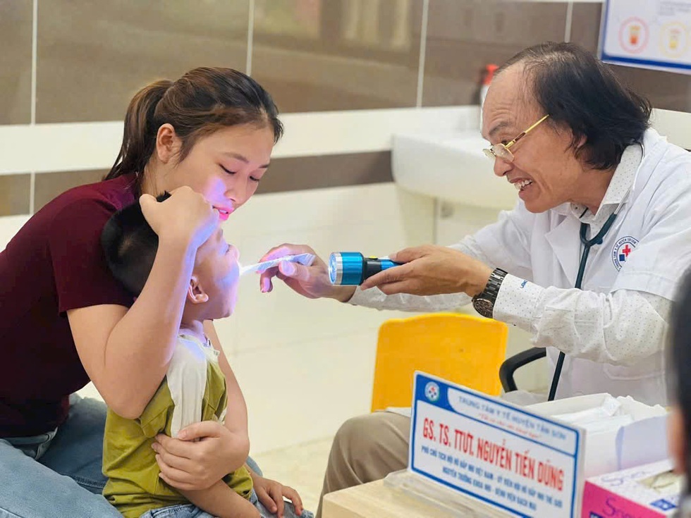 Chuyện chưa kể về buổi hội ngộ tinh hoa bác sĩ nội trú đời đầu gây bão mạng - 2