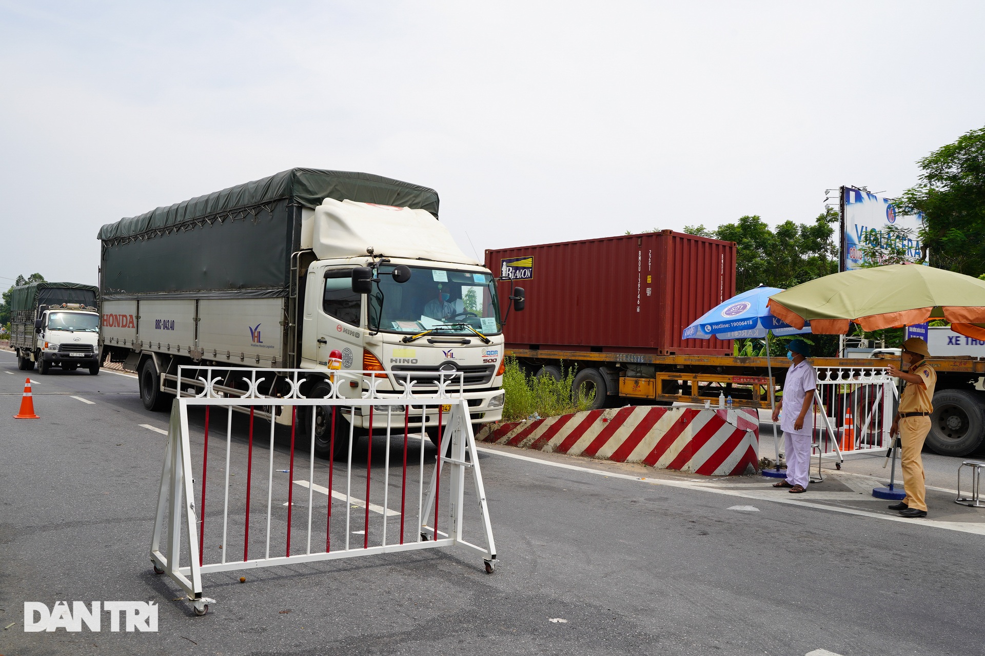 24 giờ tại các chốt kiểm soát cơ động khắp đường phố Thủ đô - 8 24 giờ tại các chốt kiểm soát cơ động khắp đường phố Thủ đô - 8