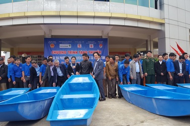 Vietcombank Sở giao dịch ủng hộ 54 thuyền cứu hộ đồng bào lũ lụt tại Hà Tĩnh