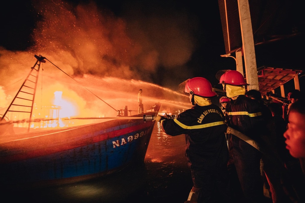 Hàng loạt tàu đánh cá của ngư dân bốc cháy trong đêm ở Nghệ An - 4 Hàng loạt tàu đánh cá của ngư dân bốc cháy trong đêm ở Nghệ An - 4