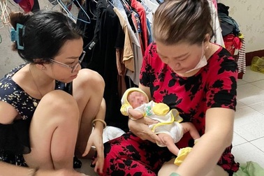 Bé trai sơ sinh còn nguyên dây rốn bị bỏ rơi trong thùng rác ở TPHCM