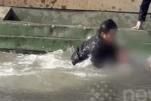 Khoảnh khắc hai mẹ con được giải cứu khỏi chiếc ô tô rơi xuống hồ