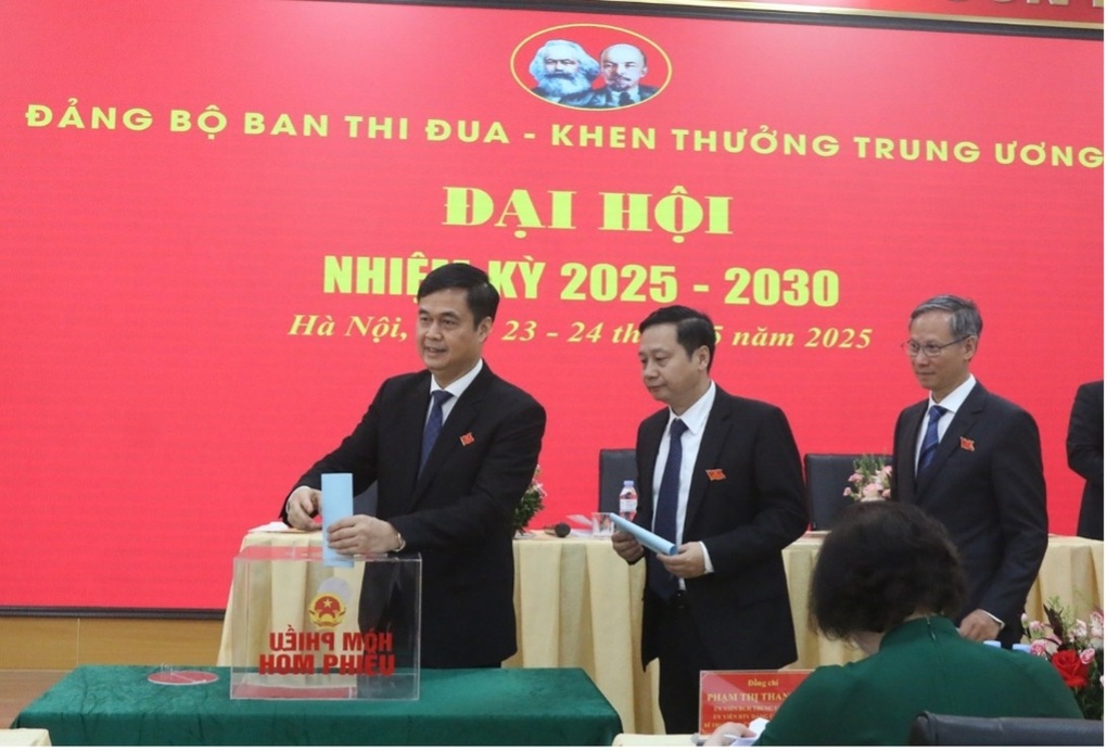 Tạo phong trào thi đua như dòng thác cách mạng, nhân lên những điều tốt - 3 Tạo phong trào thi đua như dòng thác cách mạng, nhân lên những điều tốt - 3