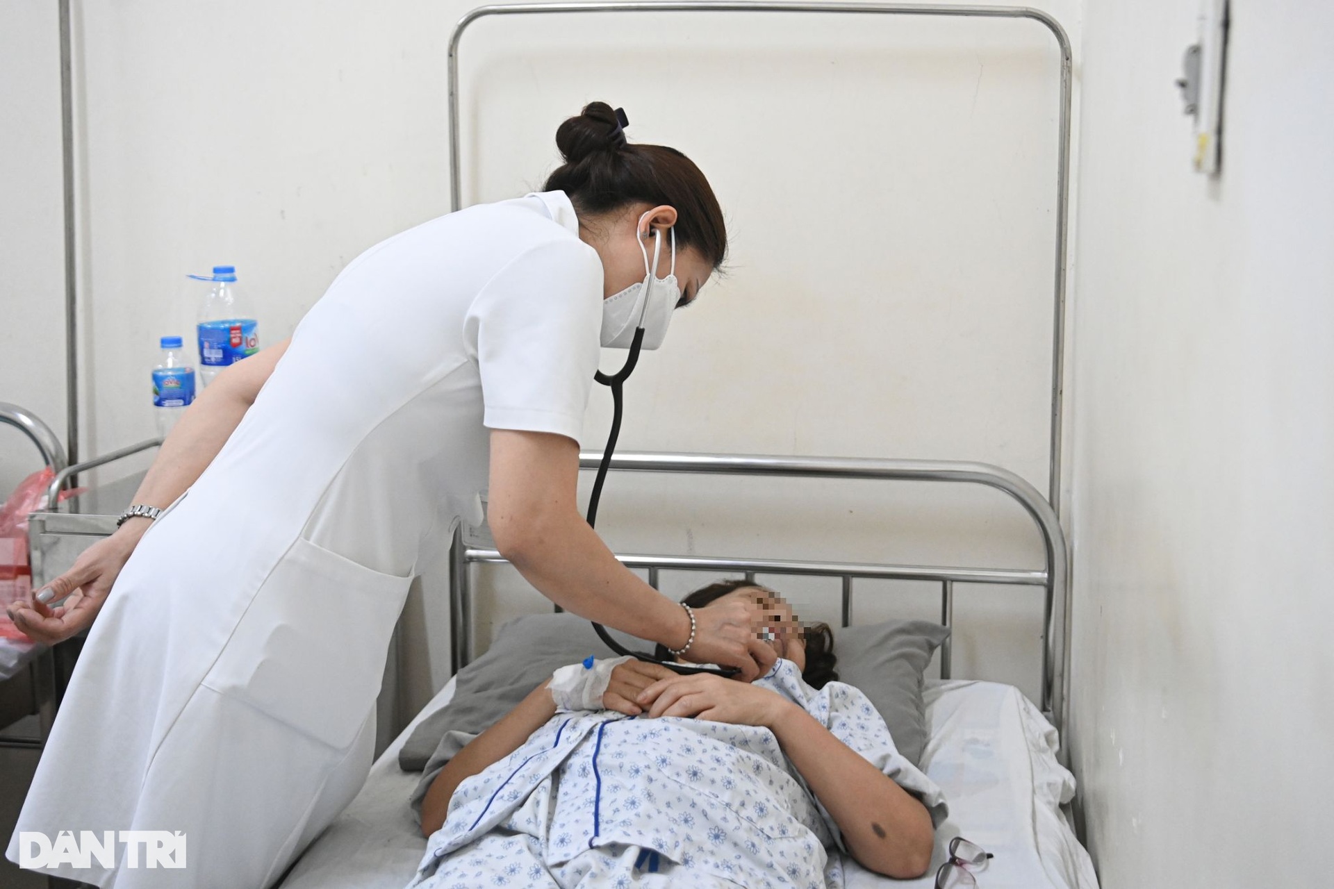 Hà Nội: Bệnh viện kín giường vì sốt xuất huyết, bệnh nhân ám ảnh cô đặc máu - 8 Hà Nội: Bệnh viện kín giường vì sốt xuất huyết, bệnh nhân ám ảnh cô đặc máu - 8