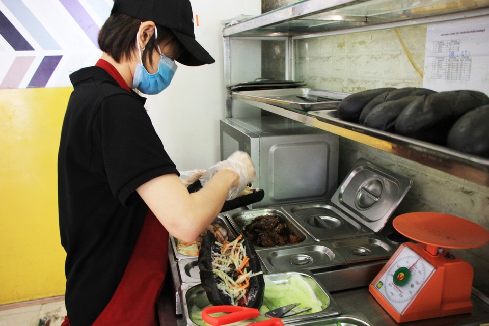 Kỳ lạ bánh mỳ bóng đêm đen như than gây “sốt” ở Hà Nội - 3 Kỳ lạ bánh mỳ bóng đêm đen như than gây “sốt” ở Hà Nội - 3